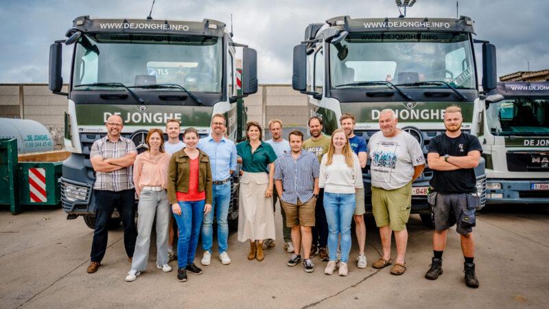 De Jonghe - Groepsfoto met de bedienden voor de vrachtwagens