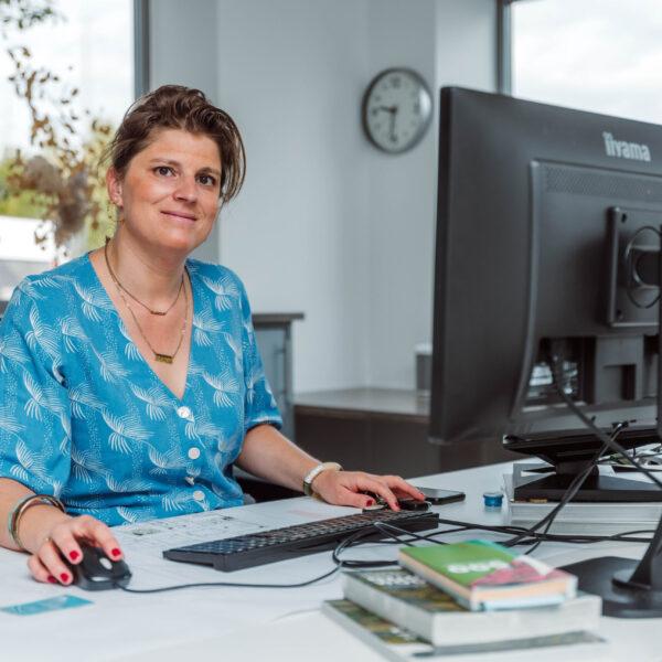 De Jonghe-Eeklove-Annelies-aan-bureau
