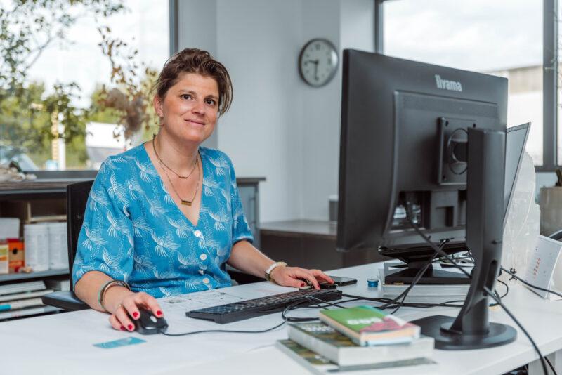 De Jonghe-Eeklove-Annelies-aan-bureau